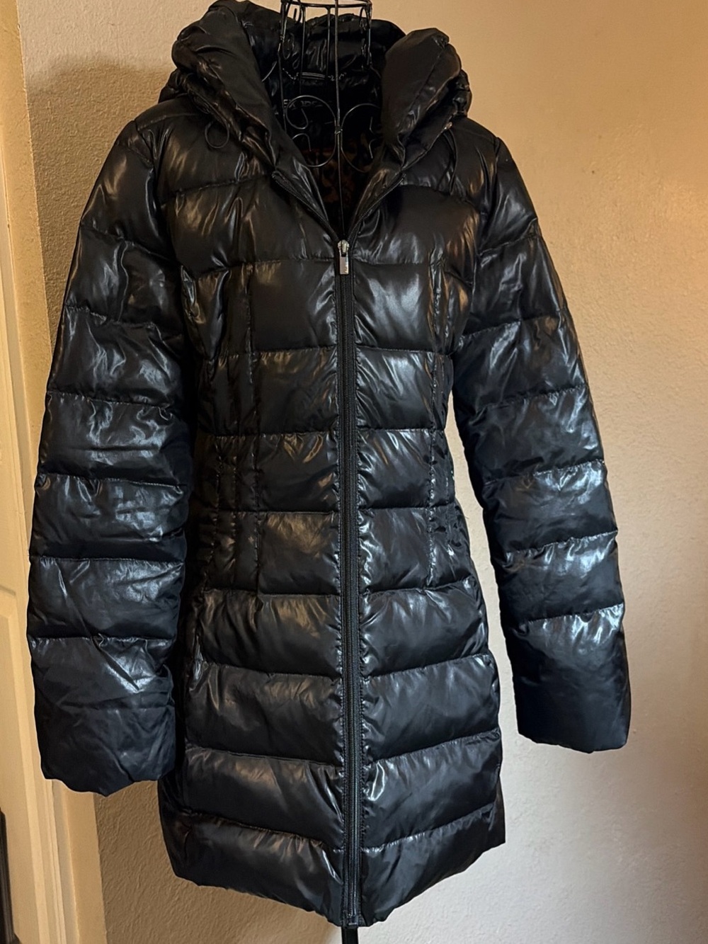 Express Women’s Size S/P Black Hooded Puffer Jacket With Zippered Pockets